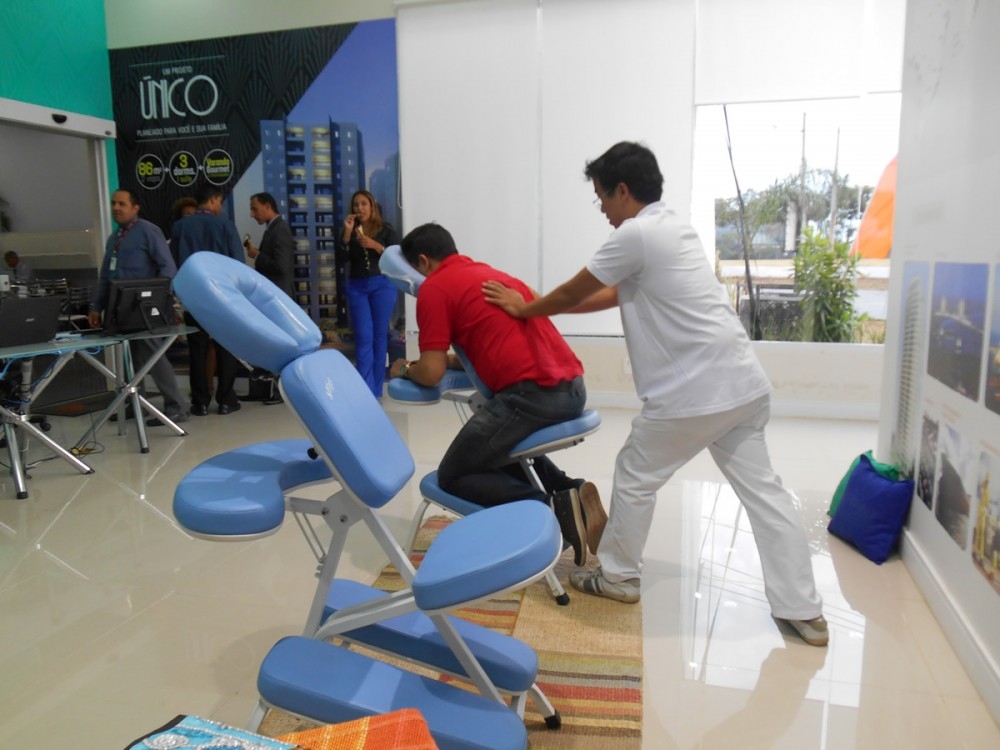 Qualy Sessa realiza seções de Quick Massage em evento de lançamento de empreendimento imobiliário